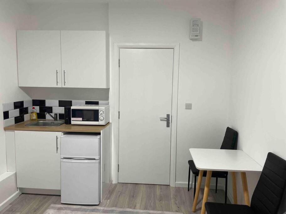 Studio Flat Private Shower Wc And Kitchenette London Luaran gambar