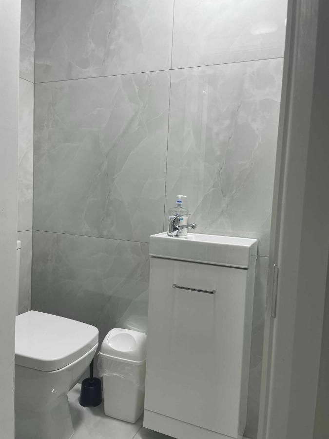 Studio Flat Private Shower Wc And Kitchenette London Luaran gambar