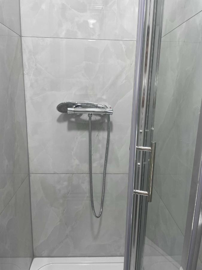 Studio Flat Private Shower Wc And Kitchenette London Luaran gambar
